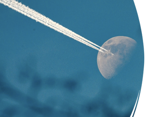 Imagine of an airplane flying with the moon in the background
