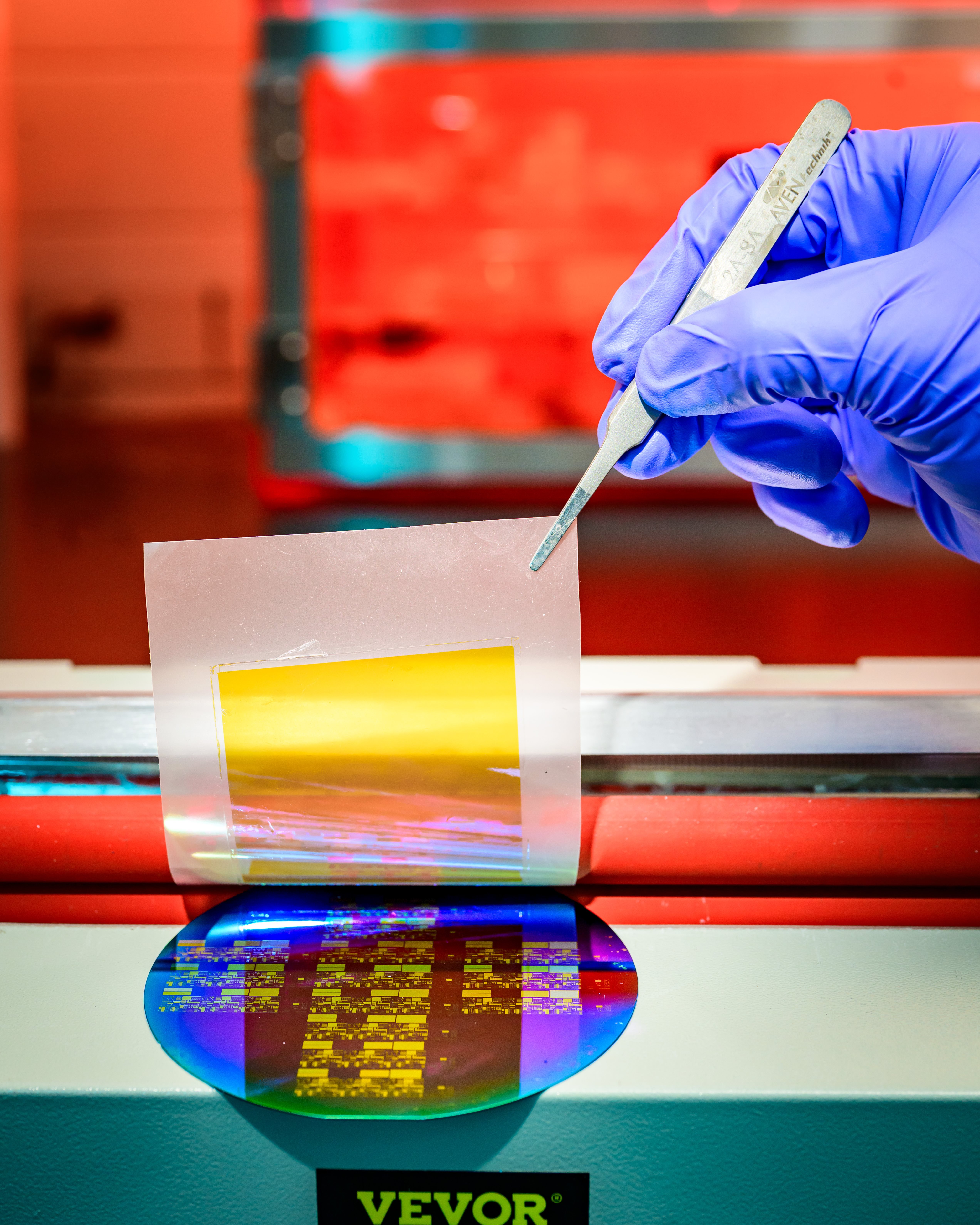 [cr][lf]&amp;lt;p&amp;gt;A roll laminator transfers the ultrathin, freestanding silicon membranes onto the receiving wafer, enabling uniform wafer&amp;acirc;&amp;euro;&amp;lsquo;scale stacking for 3D chip fabrication.&amp;amp;nbsp;&amp;lt;/p&amp;gt;[cr][lf]