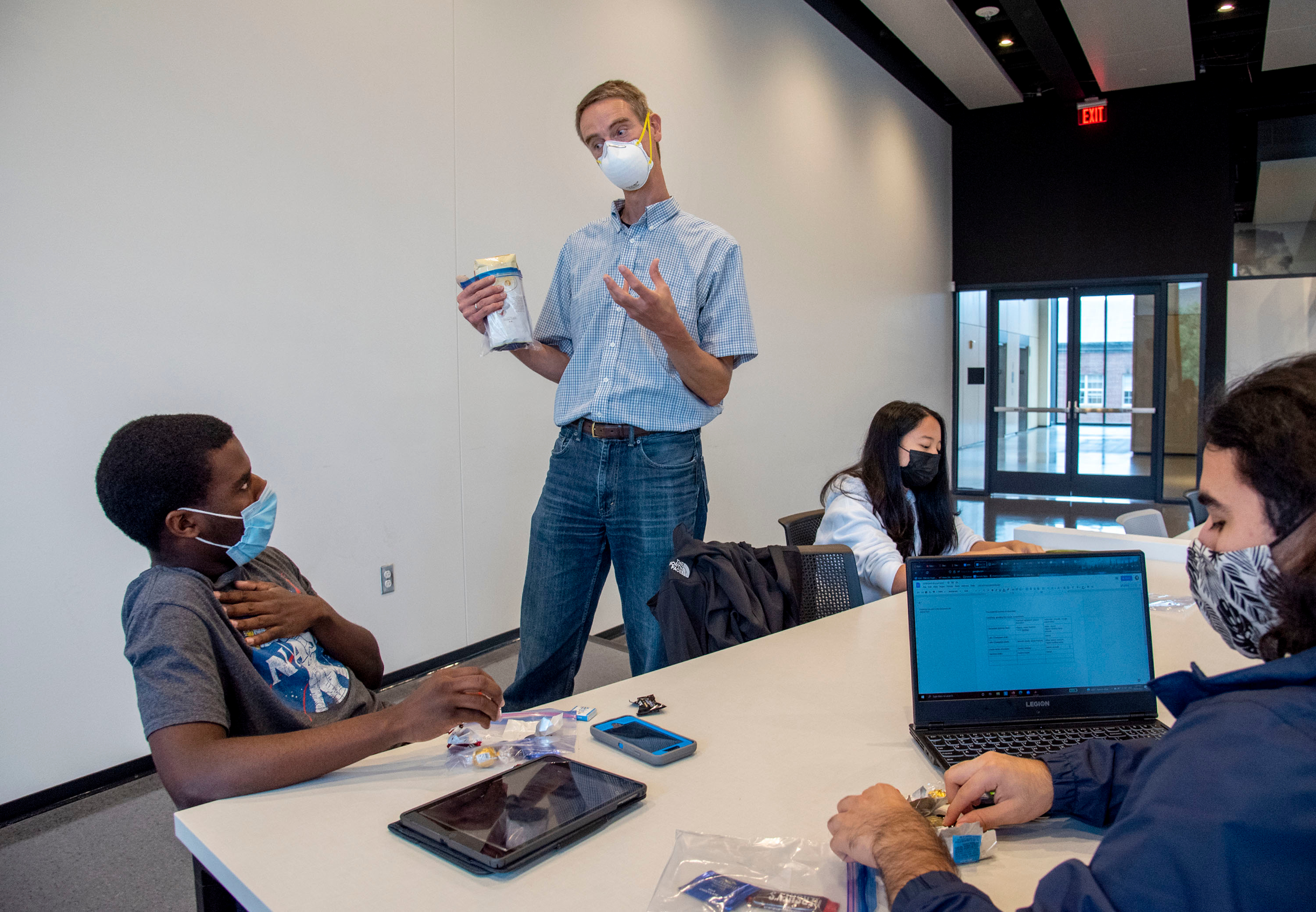 Heather Coit/The Grainger College of Engineering&lt;br /&gt;Paul Braun, second from left, chats with an MSE 182 student during his materials science of chocolate lecture at the Campus Instructional Facility on Oct. 14.