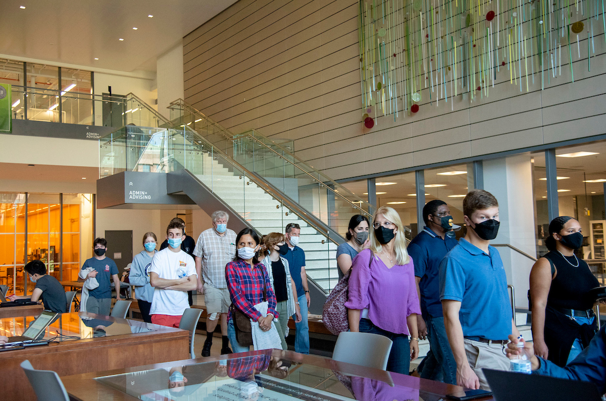 Prospective students and their families on a tour The Grainger College of Engineering campus on Oct. 12, 2021. The Engineering Tour Guide Program offers 20-plus tours a month to 4,000-plus visiting students and their families, which adds up to 1,800-plus hours of walking across Bardeen and North Quads and selected buildings, labs and classroom spaces.