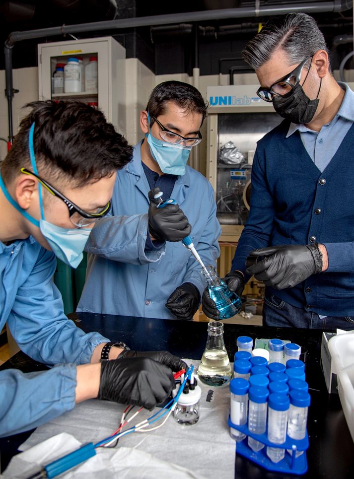 [cr][lf]&amp;lt;p&amp;gt;Patrick Kwon, left, and Carlos Juarez-Yescas, center, work under the guidance of Beniamin Zahiri to conduct the SelectPureLi team&amp;rsquo;s lithium extraction process at the Engineering Sciences Building in Urbana, Ill. on Feb. 23, 2022.&amp;lt;/p&amp;gt;[cr][lf]&amp;lt;p&amp;gt;&amp;ldquo;I hope these efforts inspire other researchers to tackle similar challenges in materials science now,&amp;rdquo; Juarez-Yescas said.&amp;lt;/p&amp;gt;[cr][lf]