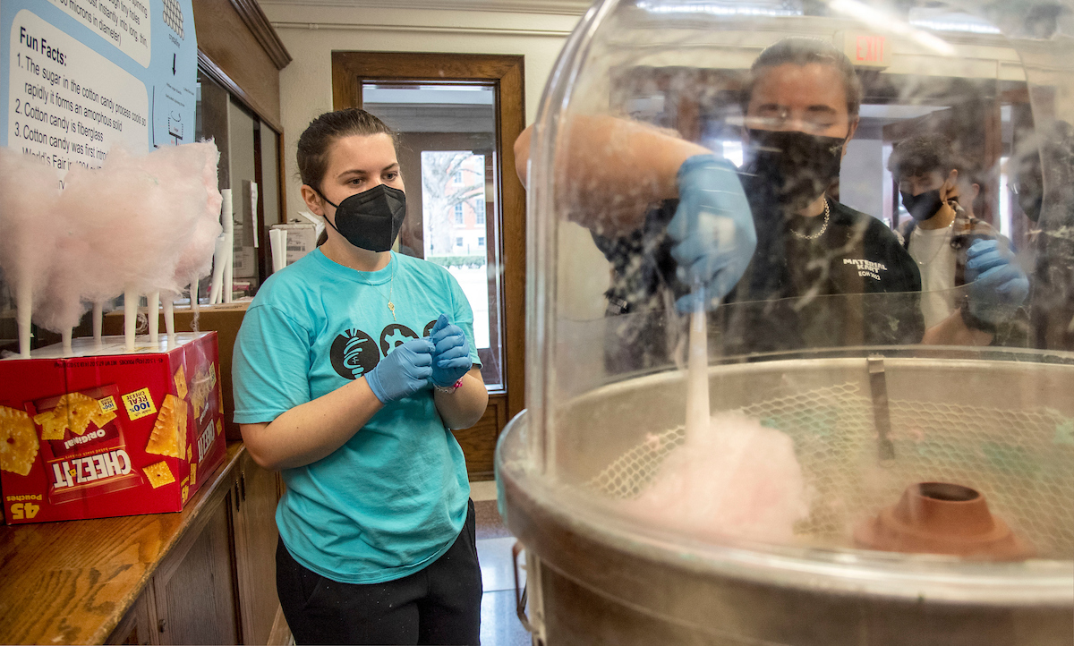 Heather Coit/The Grainger College of Engineering<br>MatSE students whip up cotton candy for visitors while they share the science behind the popular confection during EOH at the Materials Science and Engineering Building on April 8.